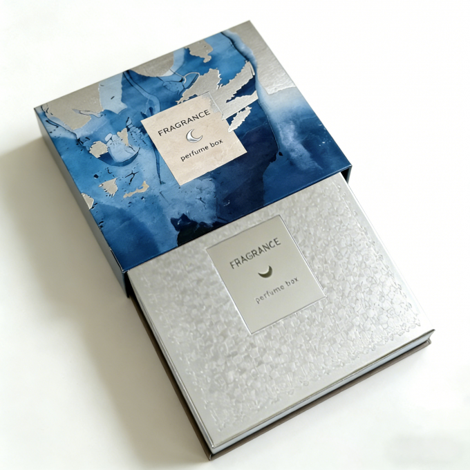 Vue rapprochée de la boîte d'emballage de parfum avec les détails d'estampage et de gravure en papier argenté