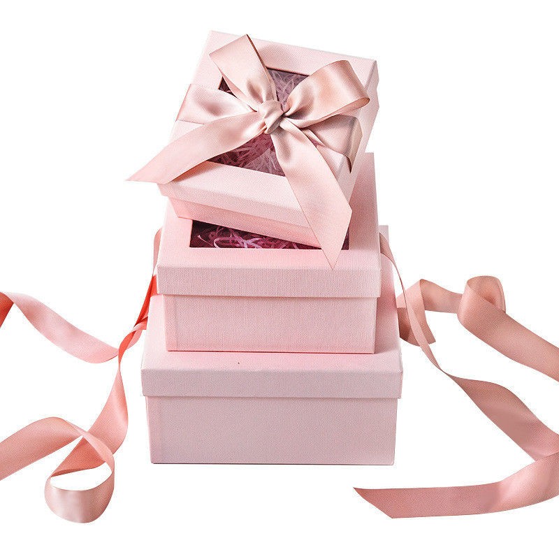 Coffret Cadeau Rose Récentage Carré Personnalisé Avec Ruban