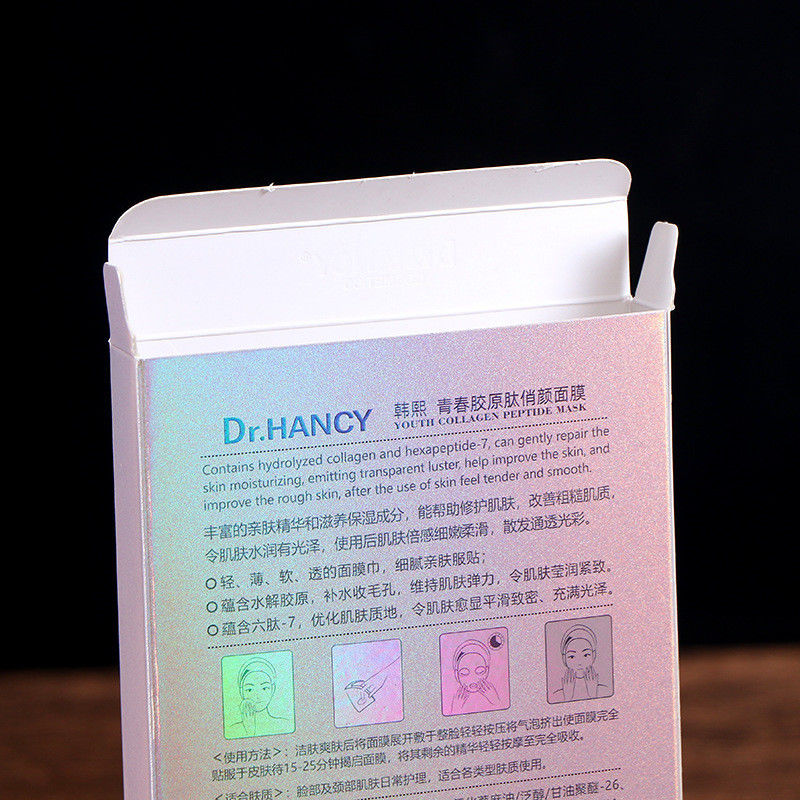 Masque en carton, maquillage, soins de la peau, boîte d'emballage avec une surface argentée et colorée