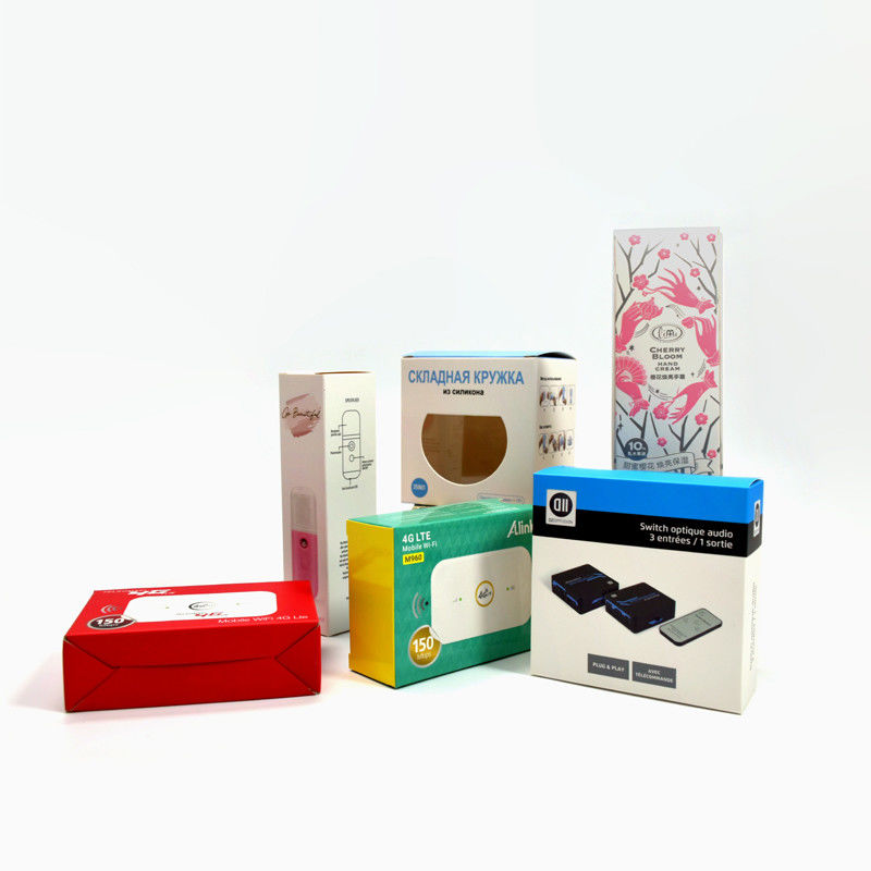 L'industrie de l'emballage en papier conçoit des emballages avec des produits de soins de la peau, des ensembles de maquillage et des outils de beauté