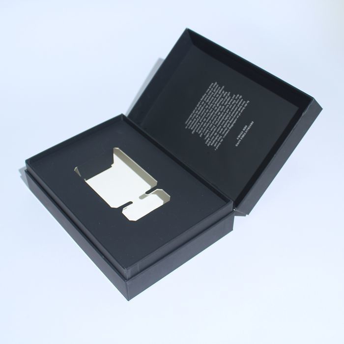 Boîte cadeau de parfum blanc et noir Petites boîtes d'emballage adaptées aux soins de la peau avec logo personnalisé