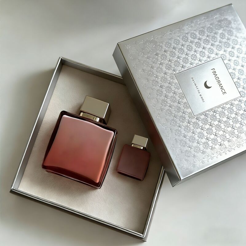 Boîte cadeau parfum avec logo personnalisé, estampage argenté et carton certifié FSC 350 g/m² pour emballage de parfum de luxe