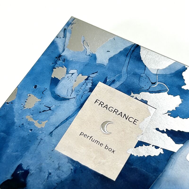 Boîte cadeau parfum avec logo personnalisé, estampage argenté et carton certifié FSC 350 g/m² pour emballage de parfum de luxe