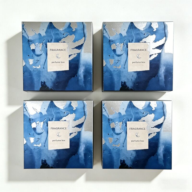 Boîte cadeau parfum avec logo personnalisé, estampage argenté et carton certifié FSC 350 g/m² pour emballage de parfum de luxe