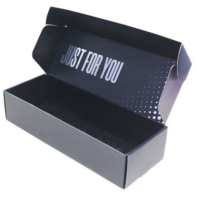 L'annonce plate noire de carton enferme dans une boîte l'aluminium argenté fait sur commande emboutissant la surface